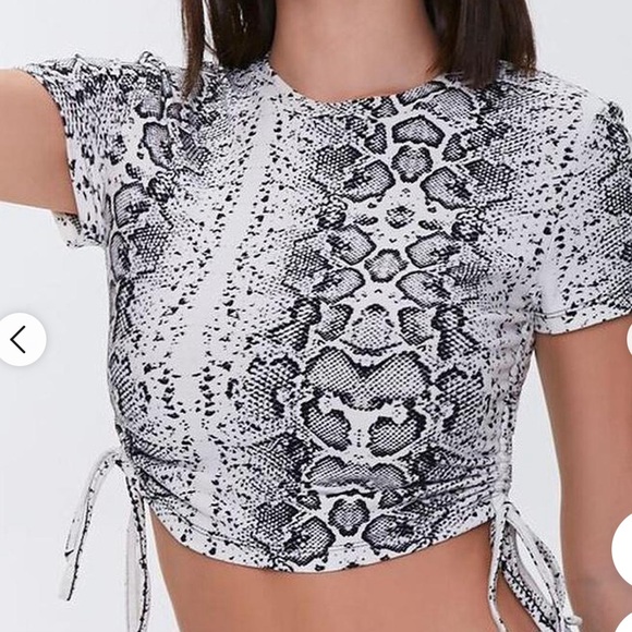 Forever 21 Tops - Forever 21 Women's Black and Cream Crop-top size small